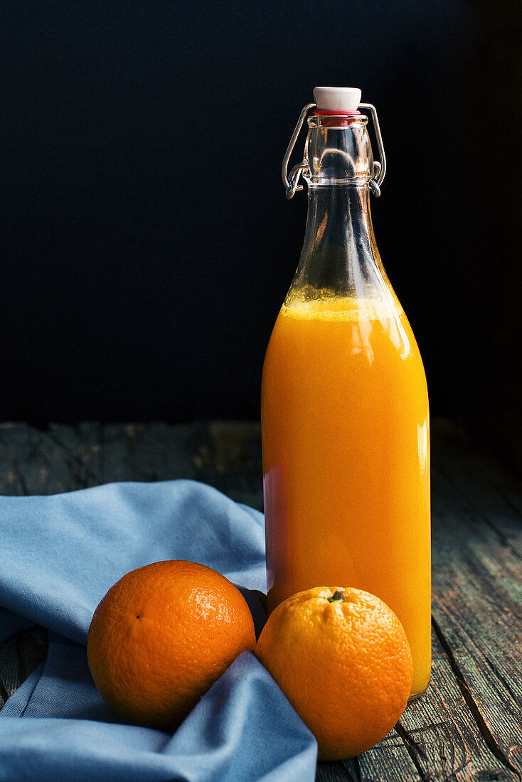Frisch gepresster Orangensaft in der Flasche