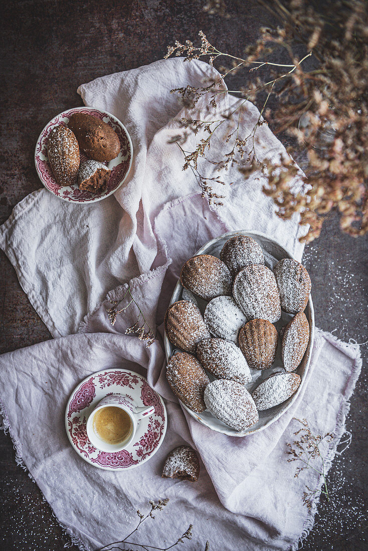 Mokka-Madeleines mit Puderzucker