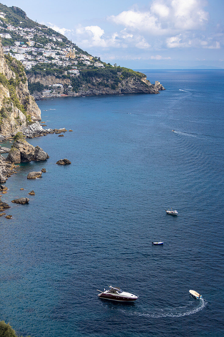 Motorboot auf dem Meer, Amalfiküste, Kampanien, Italien