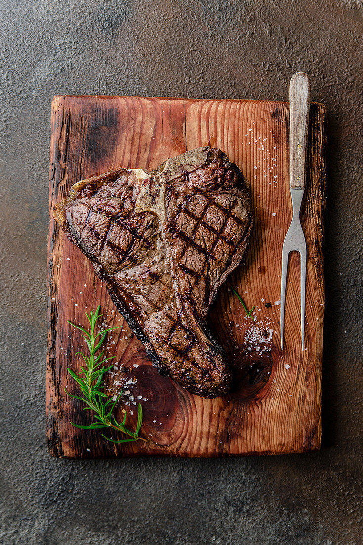 Gegrilltes T-Bone-Steak auf Holzbrett