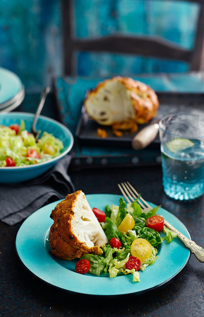 Ganzer würzig gebratener Blumenkohl mit Salat