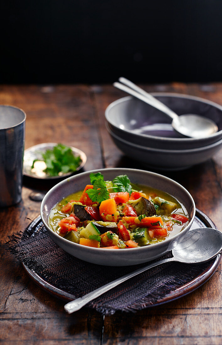 Rasam-Suppe mit Auberginen und Zucchini (Indien)