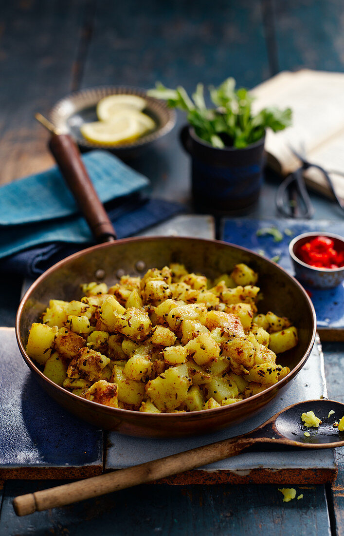 Bombay-Kartoffeln (gewürfelte Kartoffeln mit Gewürzen, Indien)