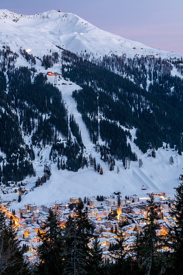 Blick vom Jugendstilhotel 'Schatzalp' auf Davos und Jakobshorn, Graubünden, Schweiz