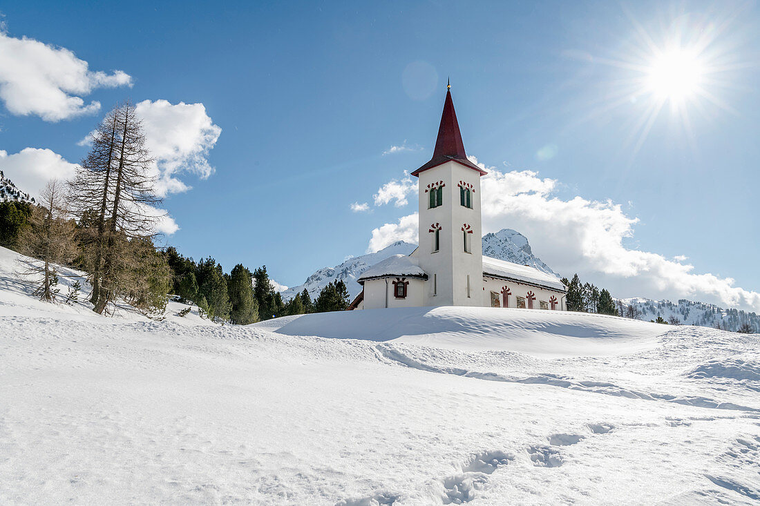 Die Kirche Chiesa Bianca in Maloja, Engadin, Schweiz