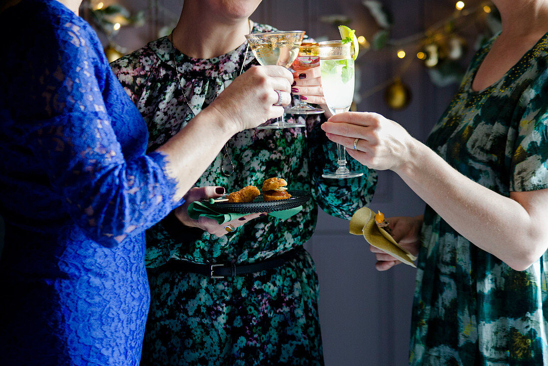 Weihnachtsfeier mit Häppchen und Cocktails