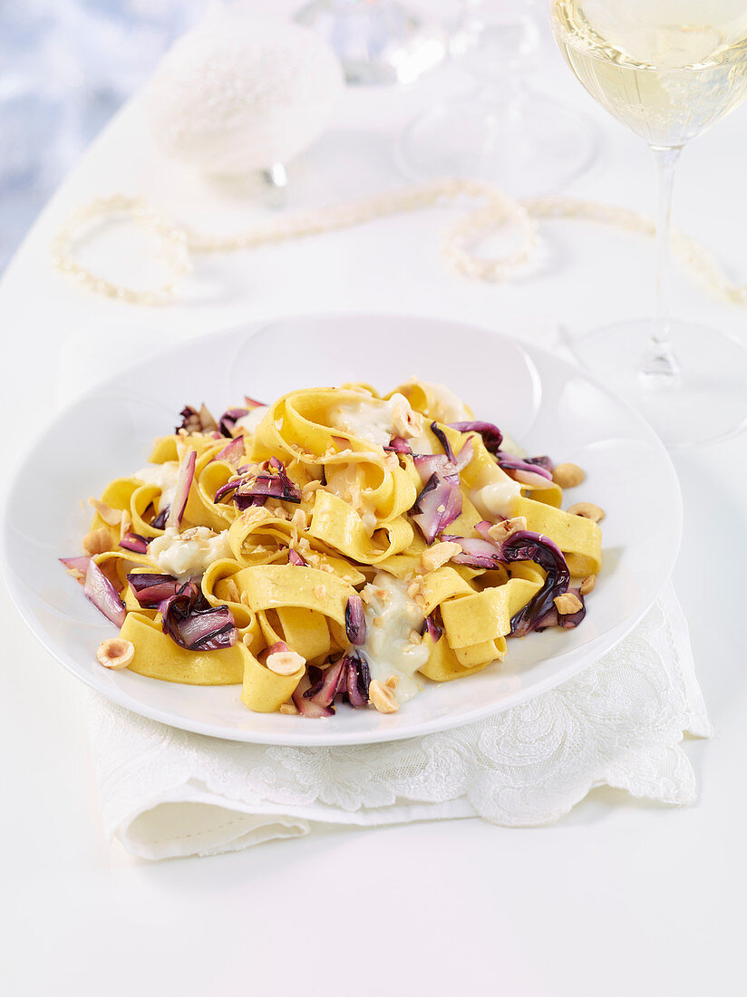 Pappardelle mit Radicchio und Haselnüssen