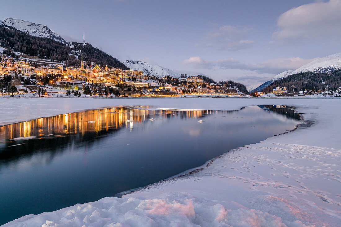 Switzerland, Engadin, St.Moritz: Lake Sankt Moritz and Grandhotel 'Badrutt's Palace Hotel'
