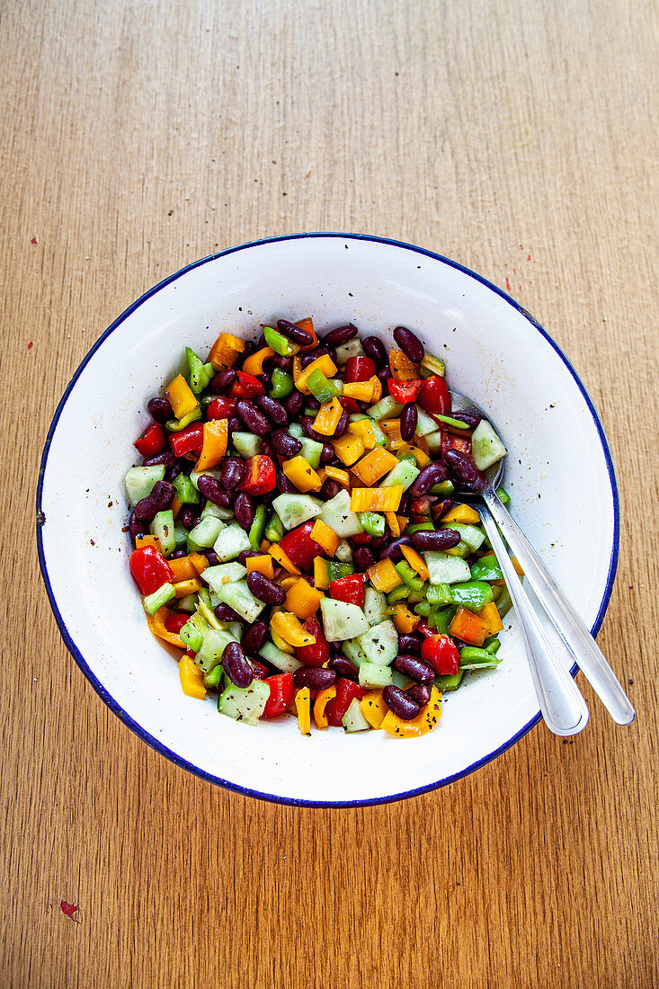 Salat mit Kidneybohnen, Gurken, Paprika und Tomaten
