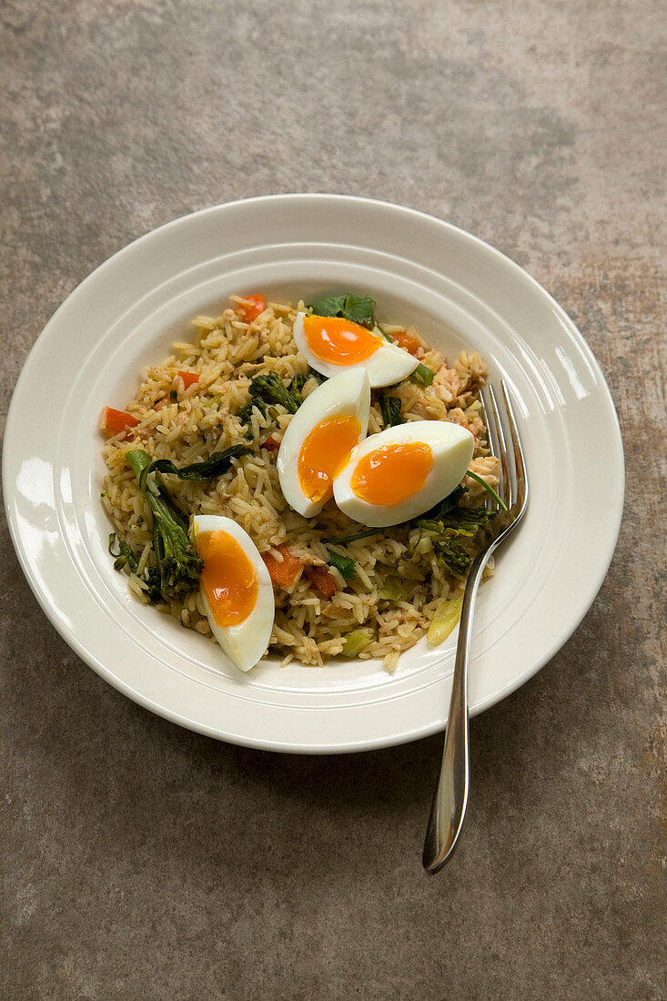 Kedgeree mit Dosenlachs und Ei