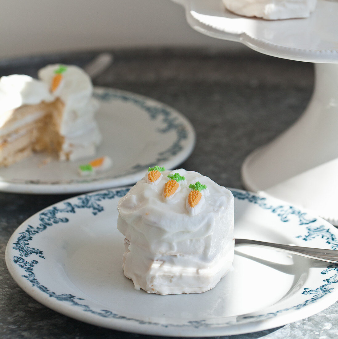 Vanille-Sahnetörtchen zu Ostern dekoriert mit Mini-Karotten