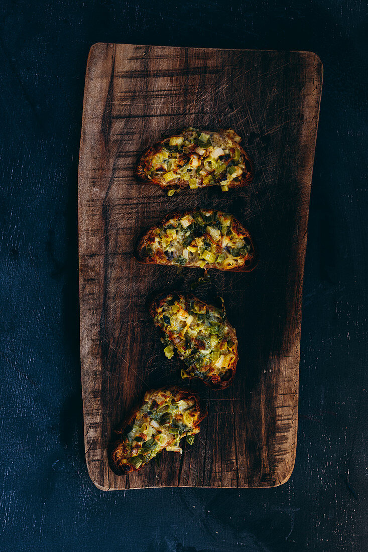 Crostini mit Lauch und Käse