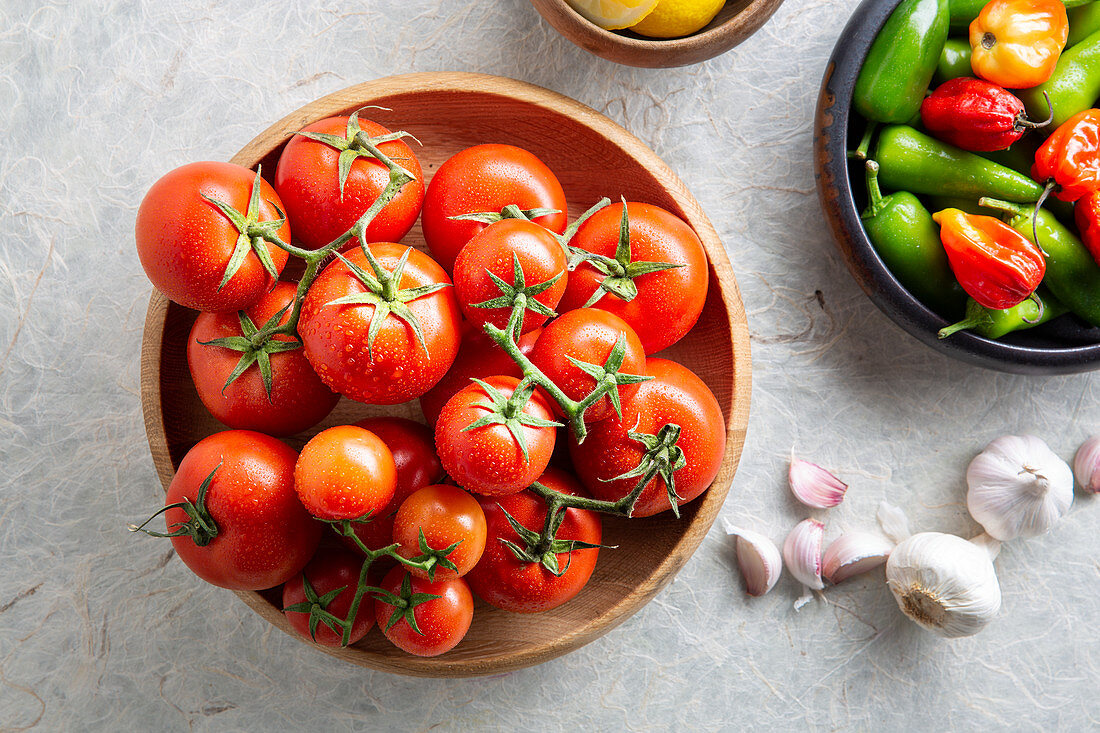 Tomaten, Chilischoten und Knoblauch