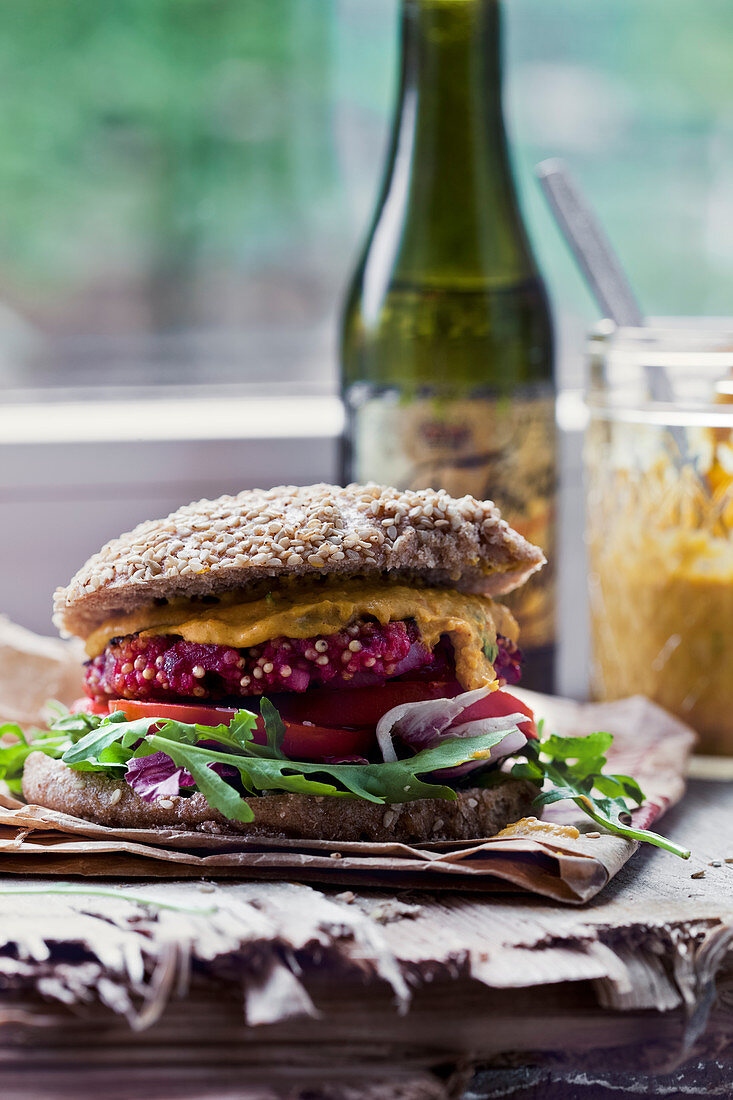 Rote-Bete-Quinoa-Burger mit Senfsauce