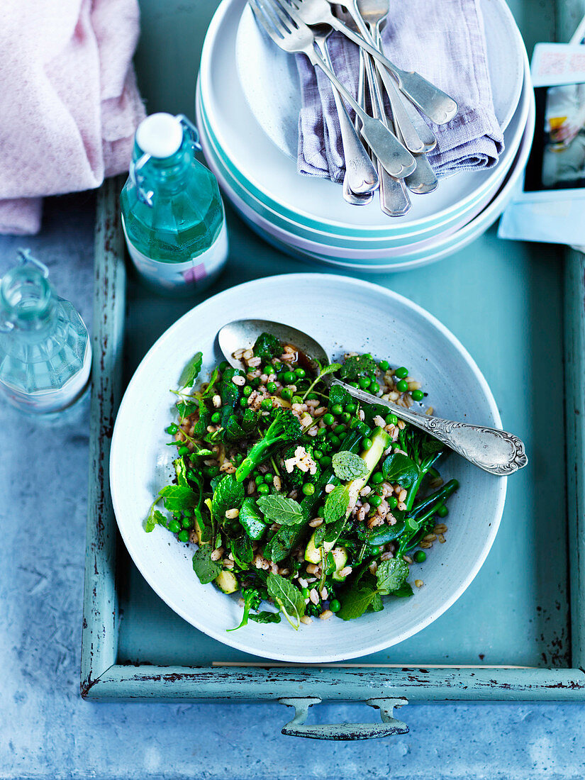 Perlgraupensalat mit grünem Gemüse und Minze