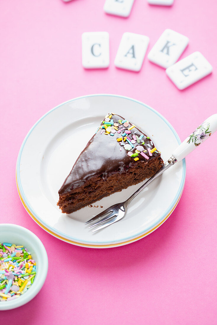 Ein Stück Crazy Cake (Schokoladentorte mit bunten Zuckerstreuseln)