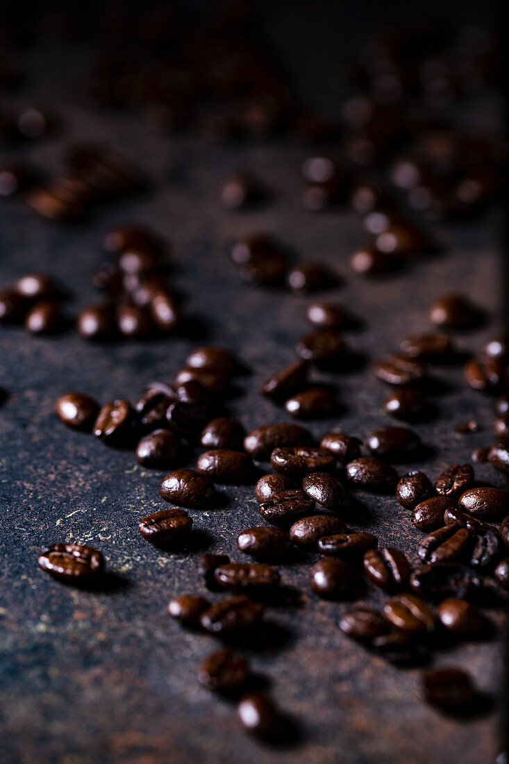 Kaffeebohnen auf Metallfläche