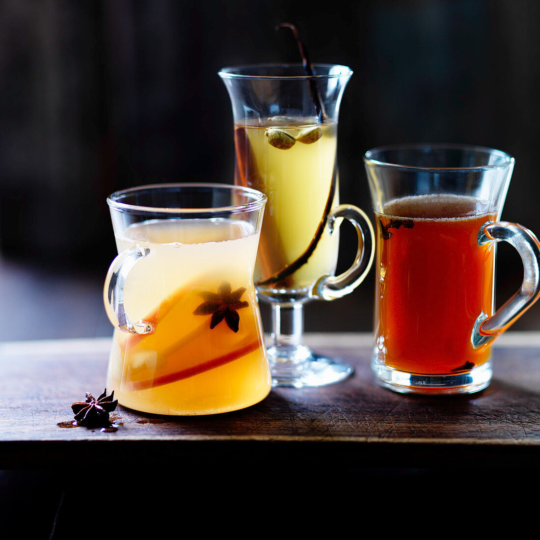 Mulled wines with cinnamon, star anise, vanilla pod, cloves and apple