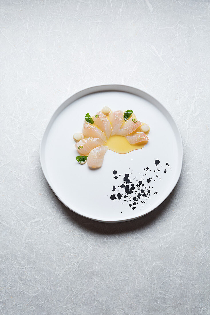 Doraden-Sashimi mit Soja-Limetten-Marinade und Topinamburpüree