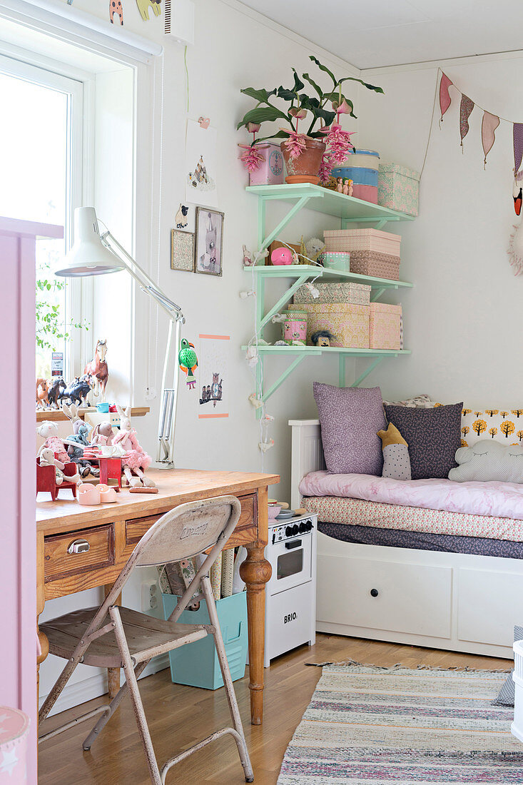 Alter Holztisch als Schreibtisch im Kinderzimmer im Vintage-Stil