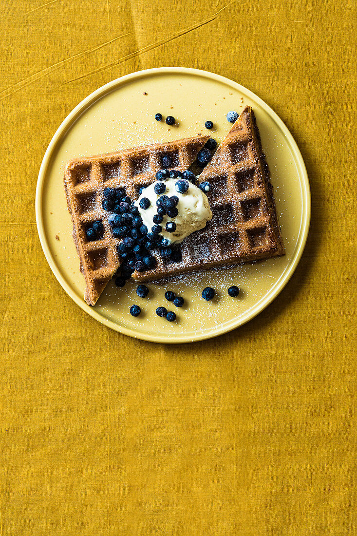 Waffeln mit Salzkaramelleis und Heidelbeeren