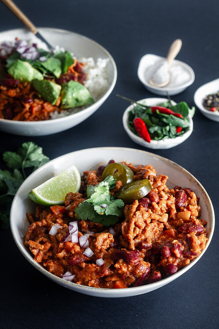 Chili con carne mit Avocado, Limette und Reis