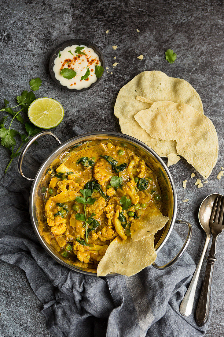 Blumenkohl Korma-Curry mit Papadams