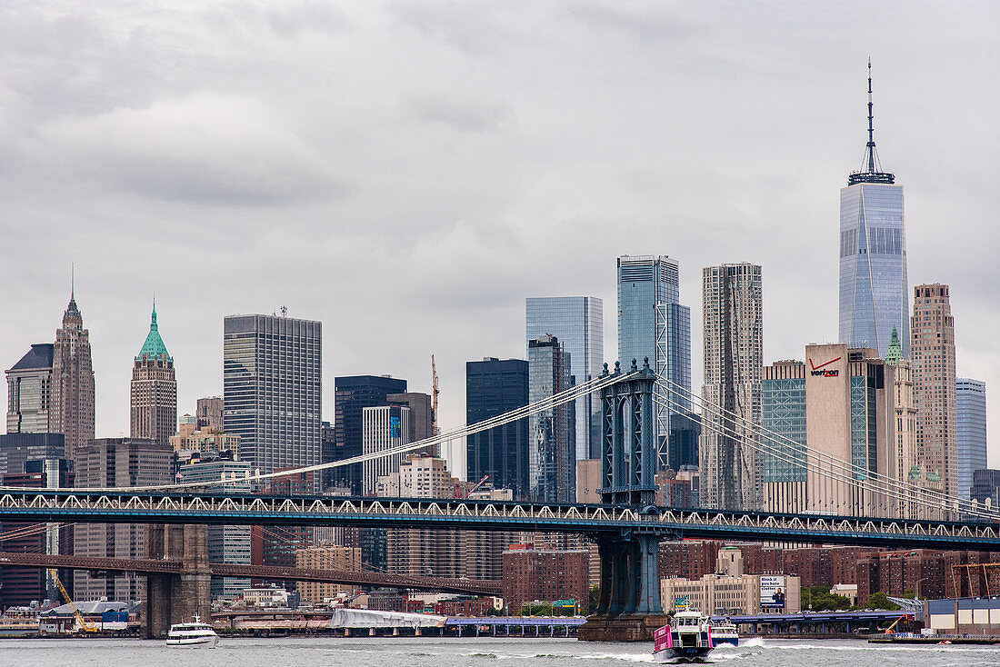 Blick auf Brooklyn Bridge und Manhattan, New York City, USA