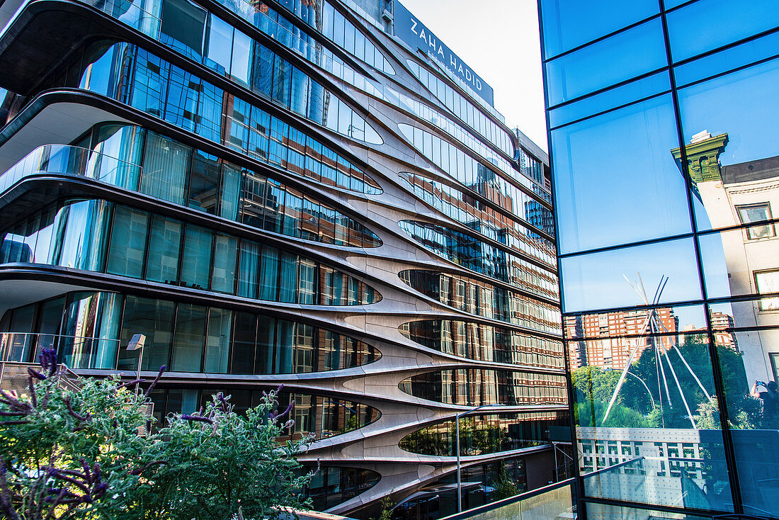 Moderne Architektur von Zaha Hadid (L) und Duane Linklater (R in Reflexion), für die High Line Art', New York City, USA