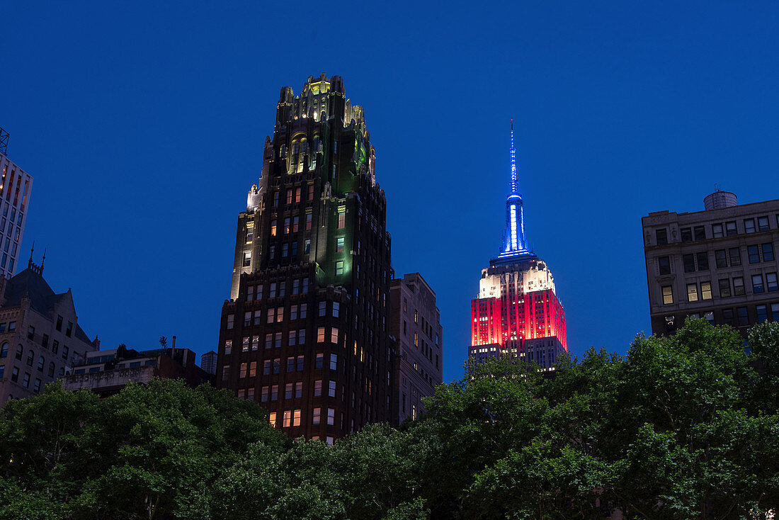 Bryant Park mit Blick auf das Empire State Building, New York City, USA