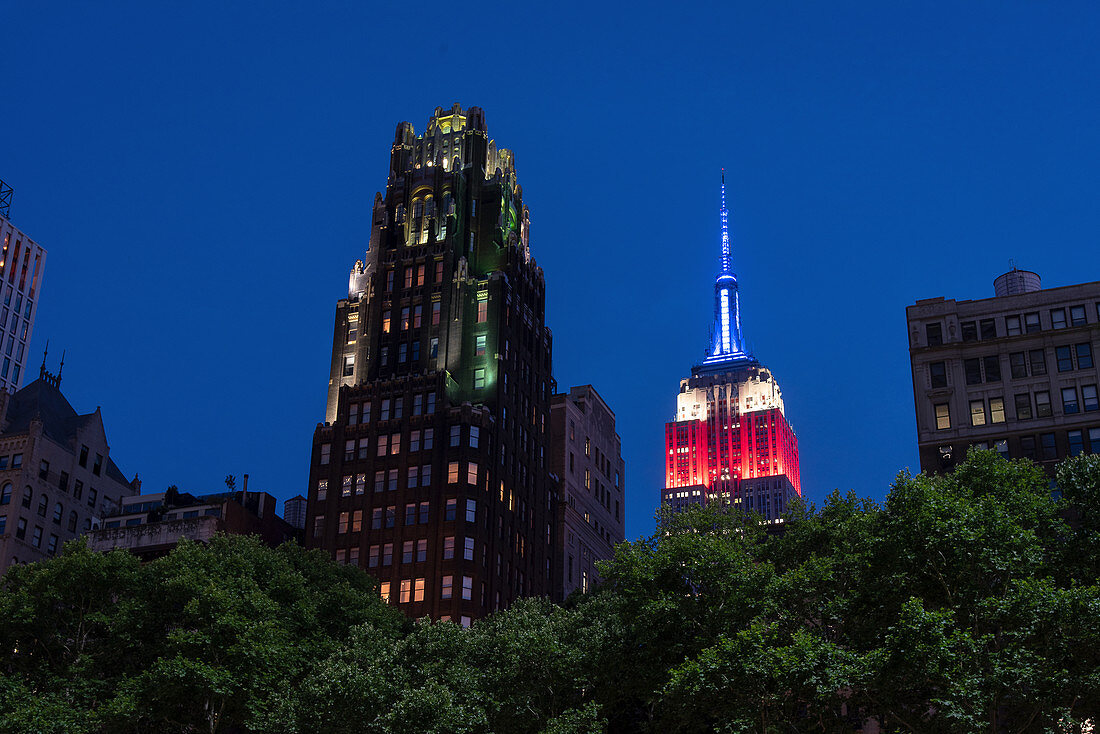 Bryant Park with a view of the Empire State Building, New York City, USA