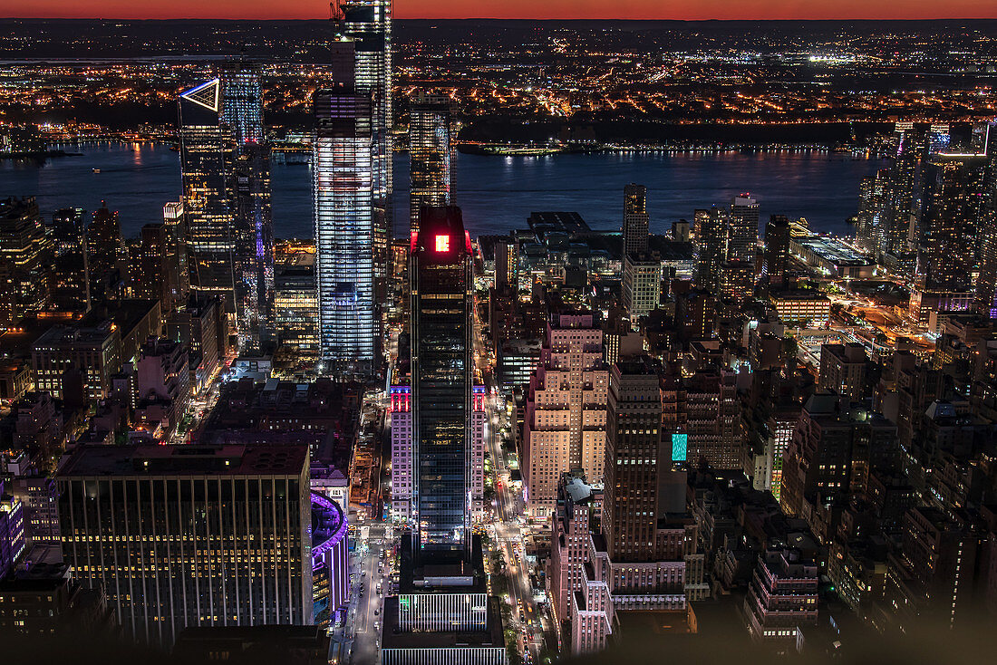 Blick auf Manhattan in Abendbeleuchtung, New York City, USA