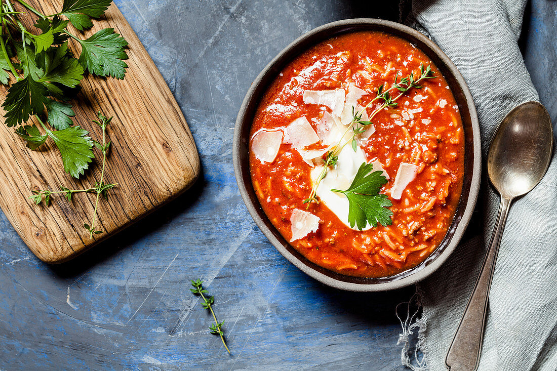 Tomatensuppe mit Reis, Hackfleisch und Parmesanspänen