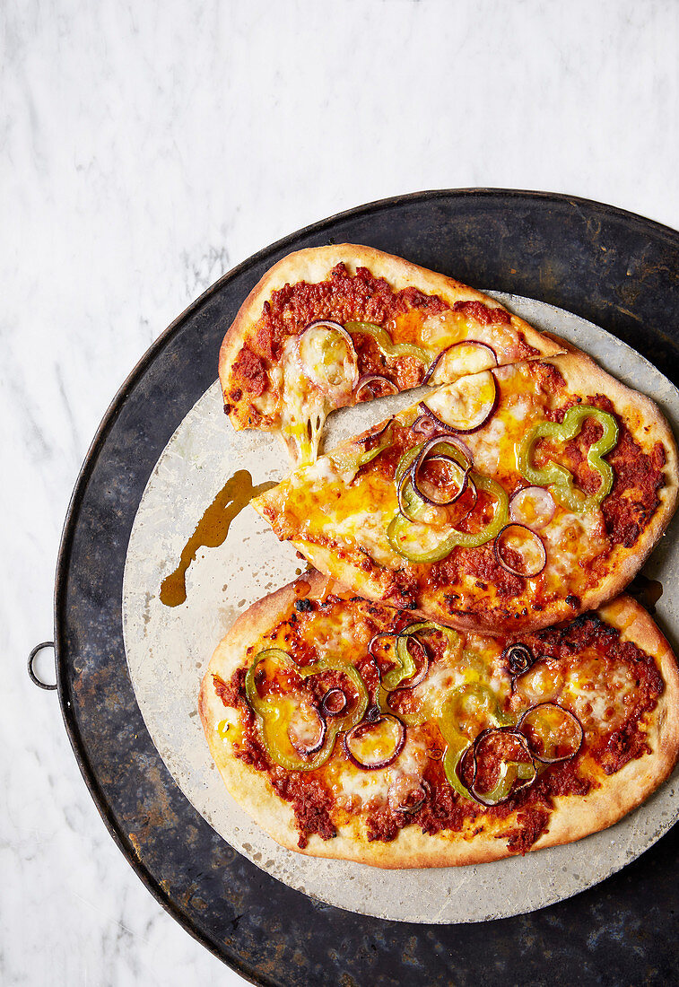 Pizzette mit Sauce Bolognese, Mozzarelle, Paprika und Zwiebeln