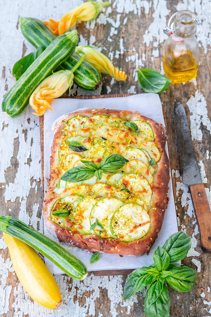 Hefefladen belegt mit Zucchini und Basilikum