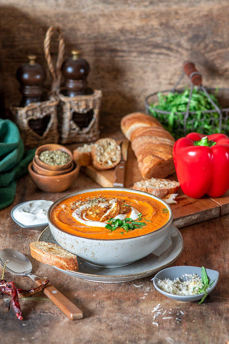 Paprikacremesuppe aus gerösteten Paprikaschoten