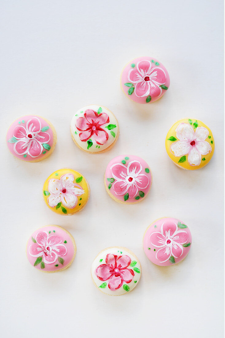 Small motif cookies hand-painted with floral motifs