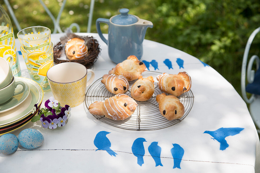 Osterfrühstück im Garten mit Ostergebäck und DIY-Tischdekoration