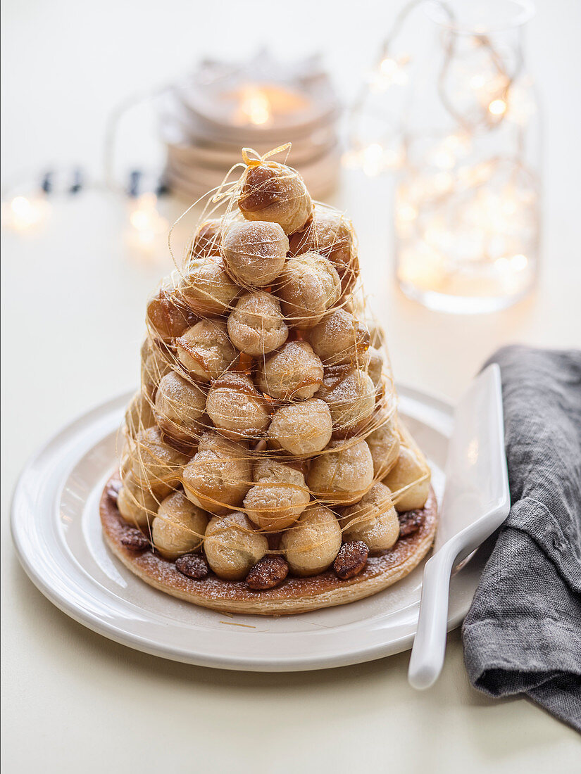 Croquembouche mit Sahne, karamellisierten Mandeln und Karamellfäden