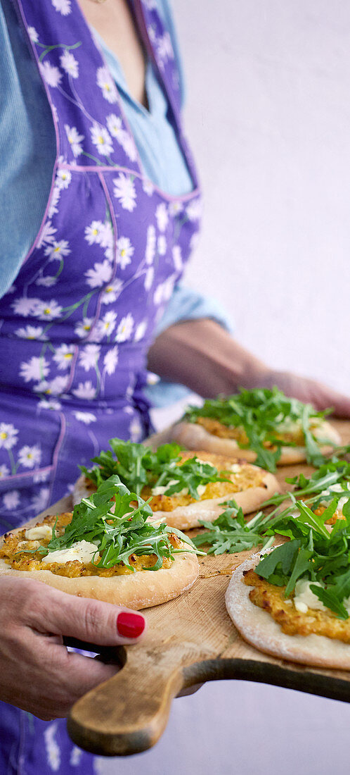 Goat's cheese and apricot tarts with rocket