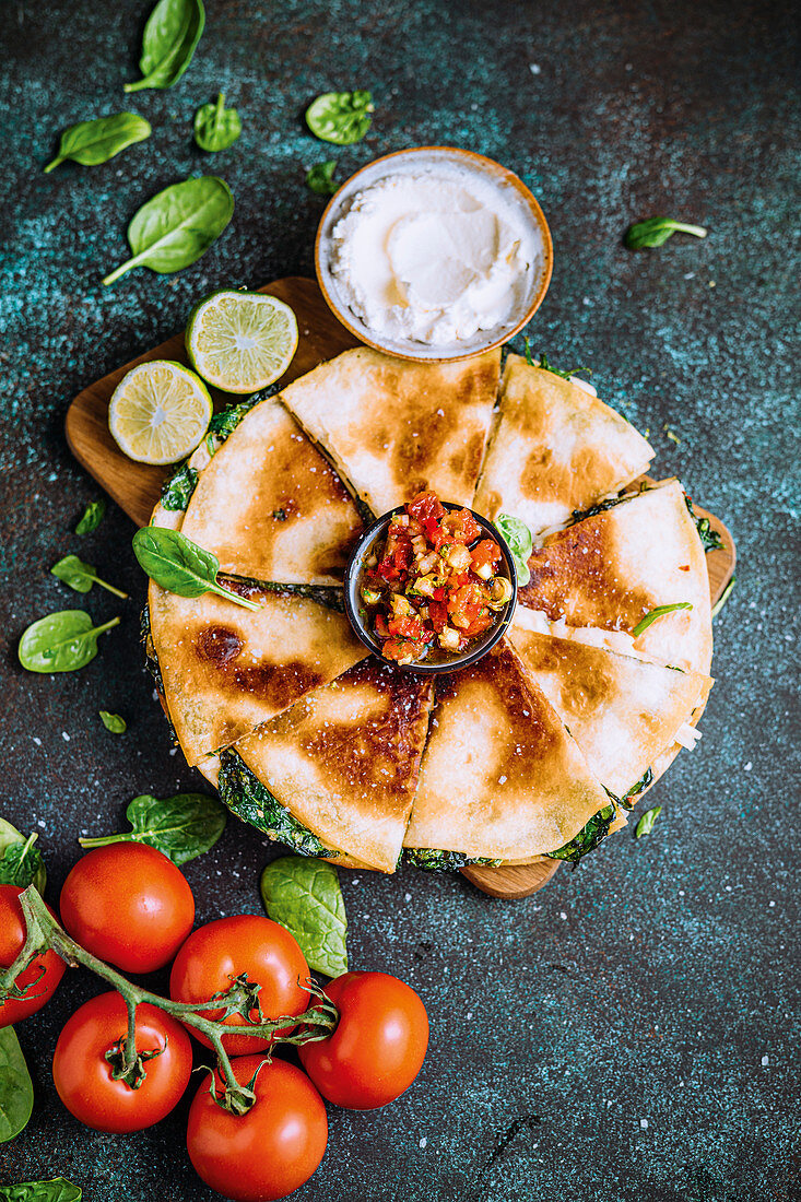 Spinat-Quesadilla mit pikanter Salsa