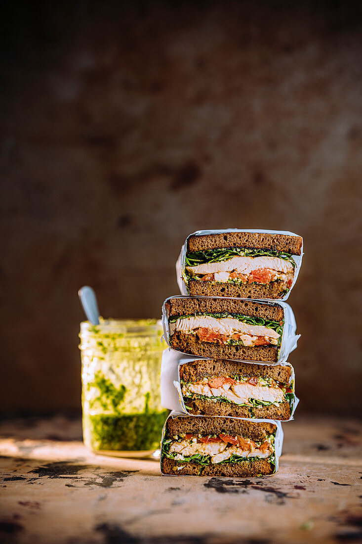 Hähnchensandwich mit Ziegenkäse und Pesto