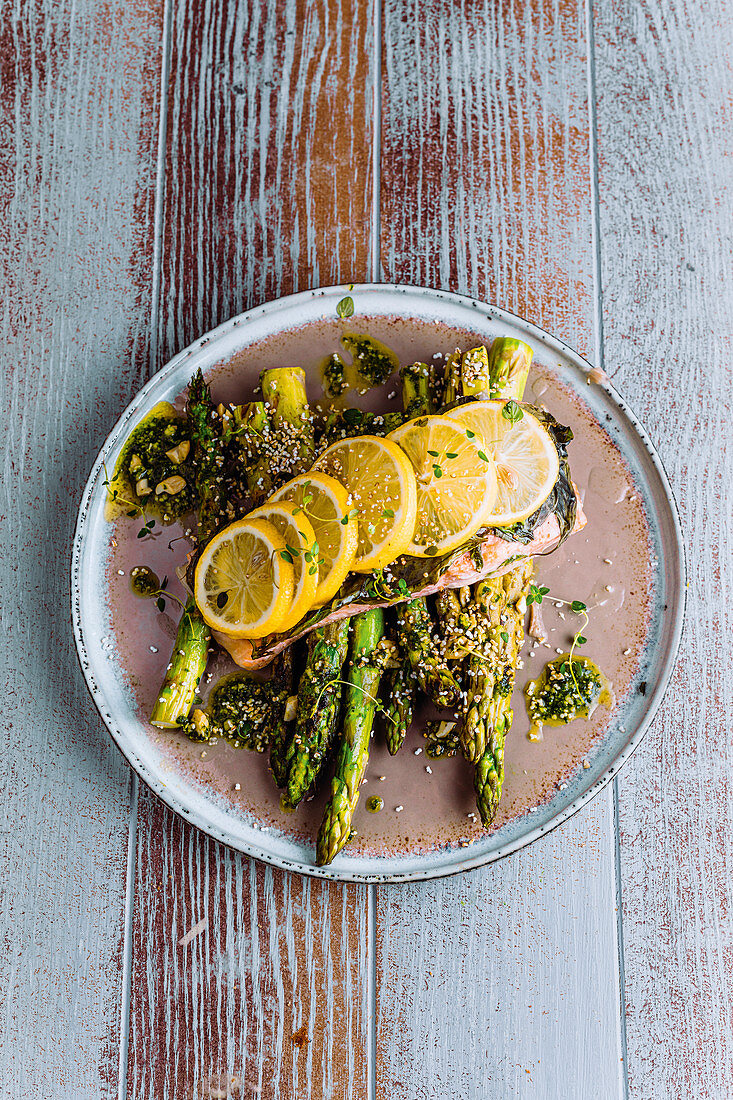 Glasig gedämpfter Lachs mit gegrilltem Spargel