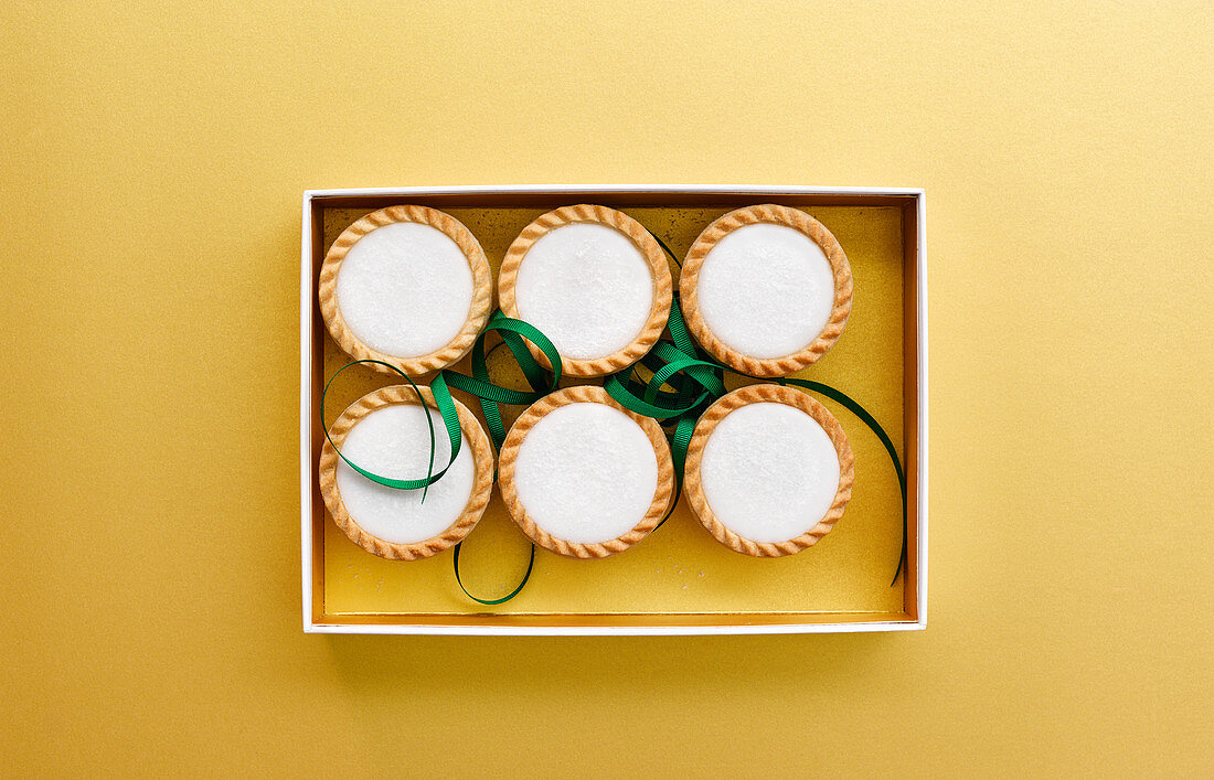 Mince Pies mit Zuckerglasur in einer Schachtel