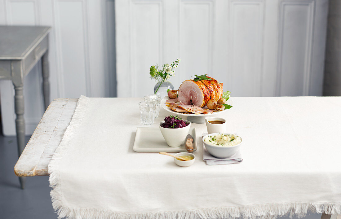 Schweinerollbraten mit Beilagen