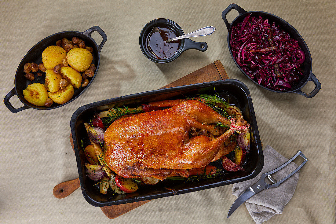 Gänsebraten mit Rotkohl und Kartoffelknödeln