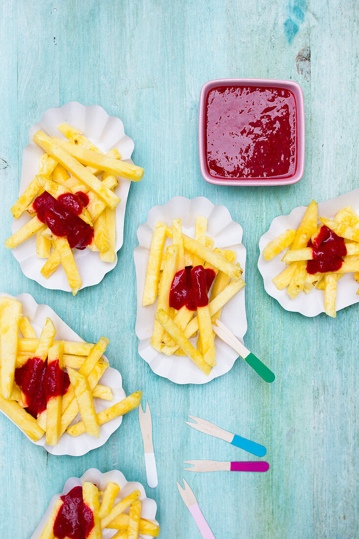 Vegane Ananas-Pommes mit Himbeersauce