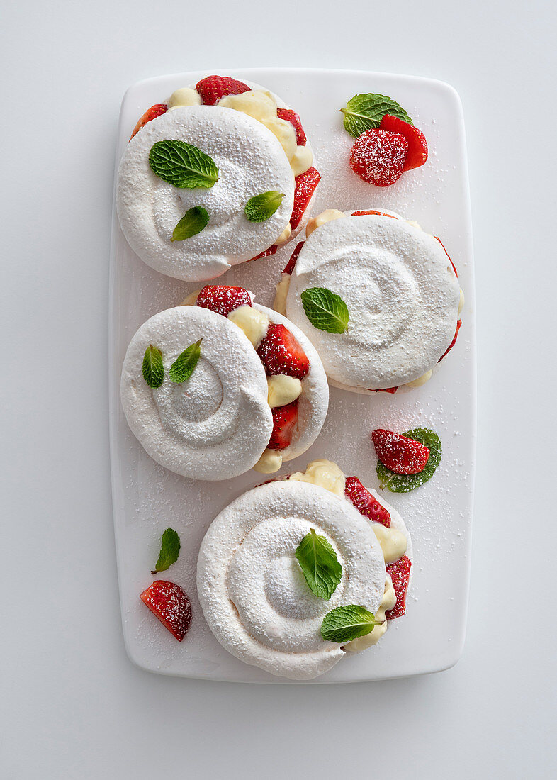 Meringue tart with strawberries and vanilla cream