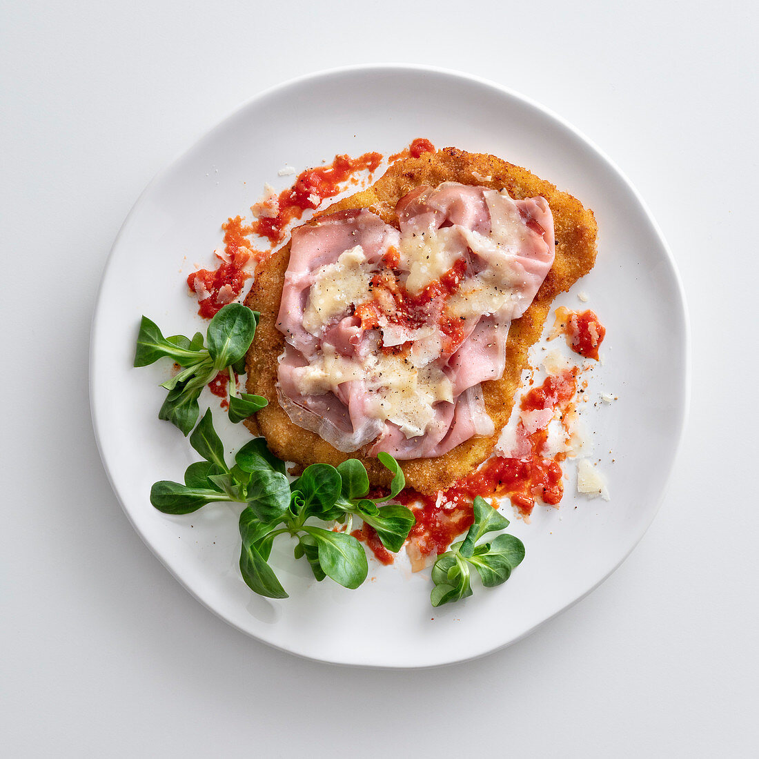 Cotoletta alla bolognese (Paniertes Schnitzel mit Rohschinken und Parmesan, Italien)