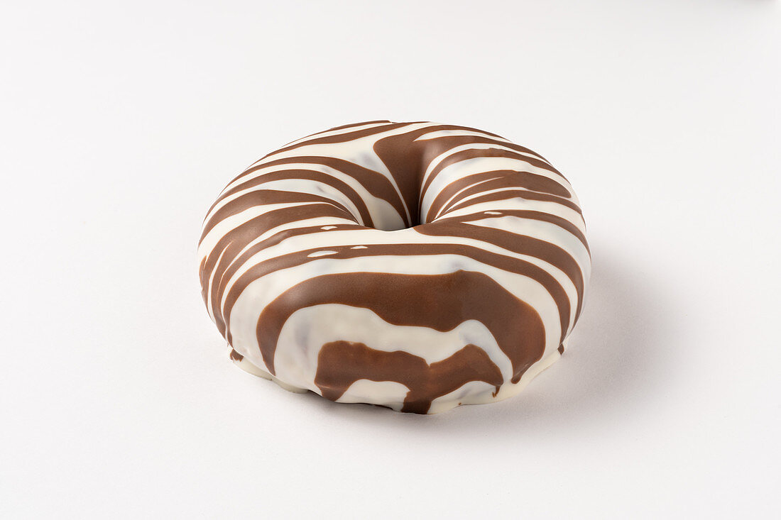 Donut mit Zebra-Glasur